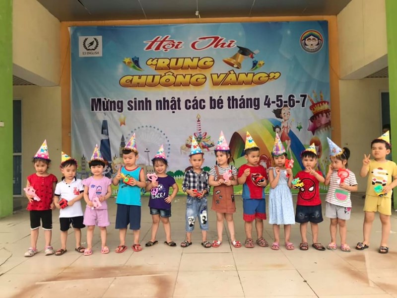 Các bé lớp MGB C1 tham gia cổ vũ Rung chuông Vàng và mừng sinh nhật các bé tháng 4, 5, 6, 7